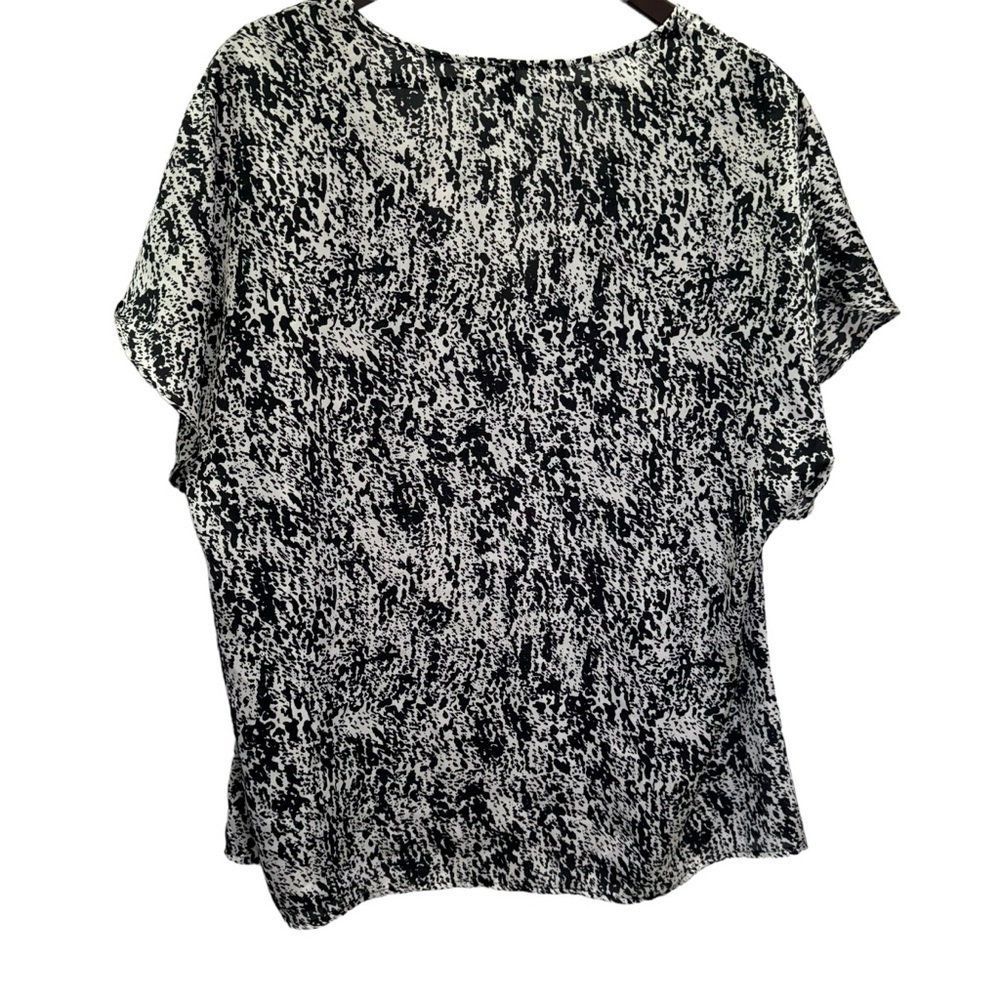 Sioni💜 Black and White V-Neck Flutter Sleeve Size 1X - Picture 2 of 9